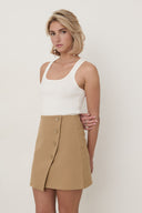 tess-gebreide-effen-tanktop-cream-sweet-like-you-modelfoto-vooraanzicht-3