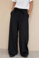 myriam-pin-stripe-gestreepte-pantalon-broek-black-adoré-paris-modelfoto-vooraanzicht