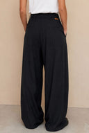myriam-pin-stripe-gestreepte-pantalon-broek-black-adoré-paris-modelfoto-achteraanzicht