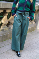 myriam-geklede-groene-wijde-broek-adoré-paris-lookfoto-vooraanzicht-5