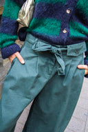 myriam-geklede-groene-wijde-broek-adoré-paris-lookfoto-vooraanzicht-3