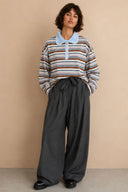 myriam-geklede-gestreepte-pantalon-broek-grey-lang-adoré-paris-modelfoto-vooraanzicht