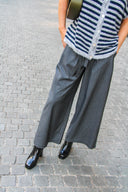 myriam-geklede-gestreepte-pantalon-broek-grey-lang-adoré-paris-lookfoto-close-up-1