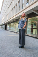myriam-geklede-gestreepte-pantalon-broek-grey-lang-adoré-paris-lookfoto-zijaanzicht-1