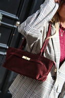 sweet-like-you-peet-suede-handtas-bordeaux-lookfoto-zijaanzicht-1