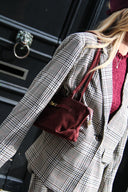 sweet-like-you-peet-suede-handtas-bordeaux-lookfoto-zijaanzicht-2