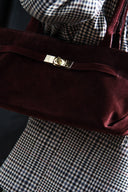 sweet-like-you-peet-suede-handtas-bordeaux-lookfoto-close-up-1