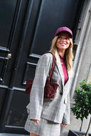 sweet-like-you-peet-suede-handtas-bordeaux-lookfoto-zijaanzicht-3