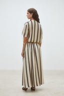 fidji-gestreepte-midi-rok-cream-suncoo-paris-modelfoto-achteraanzicht-1