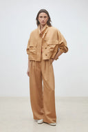 dona-korte-mantel-jas-camel-lichtbeige-suncoo-paris-modelfoto-vooraanzicht-1