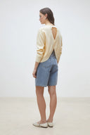 plamedi-open-rug-trui-cream-suncoo-paris-modelfoto-achteraanzicht-1