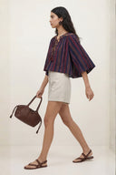 soryne-geklede-short-beige-adore-paris-modelfoto-zijaanzicht-1