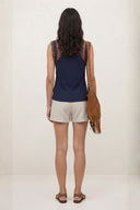 soryne-geklede-short-beige-adore-paris-modelfoto-achteraanzicht-1