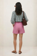 soryne-geklede-short-rose-adore-paris-modelfoto-achteraanzicht-1