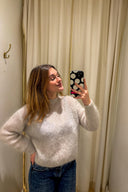 silke-mohair-trui-beige-orla-antwerpen-model-vooraanzicht-1