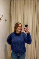 silke-mohair-trui-navy-orla-antwerpen-model-vooraanzicht-1