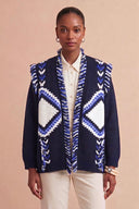 tromso-gebreide-grafische-franje-cardigan-royal-blue-blauwmix-adore-paris-modelfoto-vooraanzicht-1