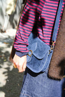 sweet-like-you-sola-suede-schoudertas-dark-blue-lookfoto-vooraanzicht-1
