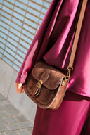 sweet-like-you-sola-suede-schoudertas-dark-brown-lookfoto-vooraanzicht-1