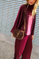 sweet-like-you-sola-suede-schoudertas-dark-brown-lookfoto-vooraanzicht-2