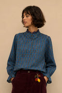 kimber-geruite-strass-hemd-blouse-blue-adoré-paris-modelfoto-vooraanzicht
