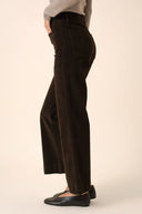 elenette-corduroy-denim-jeans-broek-sweet-like-you-chocolate-brown-chocoladebruin-modelfoto-zijaanzicht-1