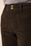 elenette-corduroy-denim-jeans-broek-sweet-like-you-chocolate-brown-chocoladebruin-modelfoto-close-up-1