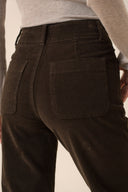 elenette-corduroy-denim-jeans-broek-sweet-like-you-chocolate-brown-chocoladebruin-modelfoto-achteraanzicht-3