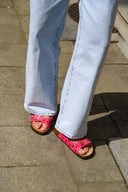 cerise-kers-gesp-sandalen-fuchsia-sweet-like-you-modelfoto-close-up-1