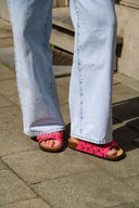 cerise-kers-gesp-sandalen-fuchsia-sweet-like-you-productfoto-close-up-2
