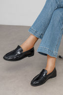 aria-nepleren-loafers-black-zwart-sweet-like-you-modelfoto-vooraanzicht-1