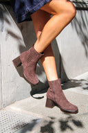 cecilia-nepleren-suede-blokhak-laarzen-donkerbruin-chocolate-brown-chocoladebruin-brown-sweet-like-you-lookfoto-zijaanzicht-3