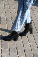 amalia-croco-nepleren-blokhak-laarzen-black-zwart-lookfoto-zijaanzicht
