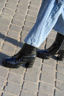 amalia-croco-nepleren-blokhak-laarzen-black-zwart-lookfoto-zijaanzicht