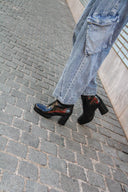 amalia-croco-nepleren-blokhak-laarzen-black-zwart-lookfoto-zijaanzicht