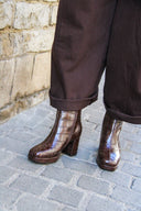 amalia-croco-nepleren-blokhak-laarzen-dark-brown-donkerbruin-lookfoto-vooraanzicht-1