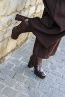 amalia-croco-nepleren-blokhak-laarzen-dark-brown-donkerbruin-lookfoto-zijaanzicht-2