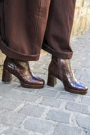 amalia-croco-nepleren-blokhak-laarzen-dark-brown-donkerbruin-lookfoto-zijaanzicht-3