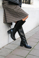 camilla-hoge-lange-blokhak-laarzen-black-zwart-sweet-like-you-lookfoto-zijaanzicht-4