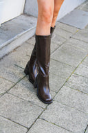 camilla-hoge-lange-blokhak-laarzen-dark-brown-donkerbruin-sweet-like-you-lookfoto-bovenaanzicht-4