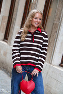 margot-gestreepte-gebreide-polo-trui-donkerbruin-rood-creme-sweet-like-you-sienna-lookfoto-vooraanzicht-1