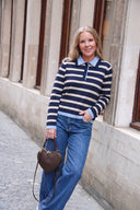 margot-gestreepte-gebreide-polo-trui-navy-beige-creme-sweet-like-you-sienna-lookfoto-vooraanzicht-1