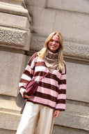 laurel-gestreepte-gebreide-oversized-trui-coffee-brown-bruin-roze-sweet-like-you-sienna-lookfoto-vooraanzicht-1