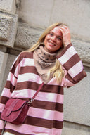 laurel-gestreepte-gebreide-oversized-trui-coffee-brown-bruin-roze-sweet-like-you-sienna-lookfoto-vooraanzicht-2