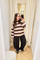 laurel-gestreepte-gebreide-oversized-trui-coffee-brown-bruin-roze-sweet-like-you-sienna-etalagefoto-vooraanzicht-2