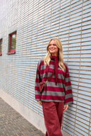 laurel-gestreepte-gebreide-oversized-trui-bordeaux-grijs-sweet-like-you-sienna-lookfoto-vooraanzicht-3