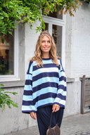 laurel-gestreepte-gebreide-oversized-trui-donkerblauw-blauw-sweet-like-you-sienna-lookfoto-vooraanzicht-3