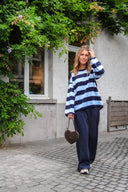 laurel-gestreepte-gebreide-oversized-trui-donkerblauw-blauw-sweet-like-you-sienna-lookfoto-vooraanzicht-4