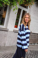 laurel-gestreepte-gebreide-oversized-trui-donkerblauw-blauw-sweet-like-you-sienna-lookfoto-zijaanzicht-1
