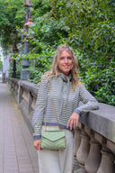 scarlett-gebreide-gestreepte-trui-grijs-lichtgeel-sweet-like-you-sienna-lookfoto-vooraanzicht-1